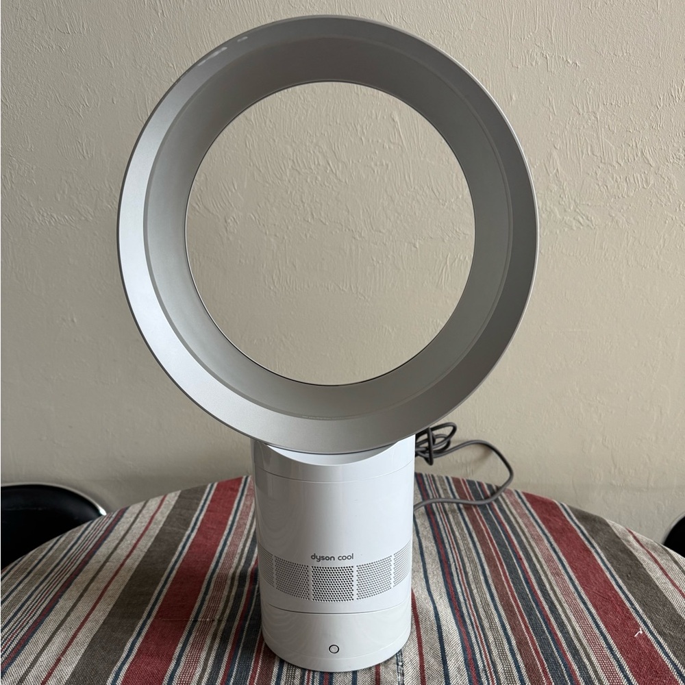 Dyson Cool AM06 Bladeless Table Fan with Remote – White/Silver